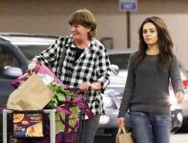 Απαράδεκτες πρακτικές από τη Μίλα Κούνις: Κερδίζει εκατομμύρια αλλά ψωνίζει με εκπτωτικά κουπόνια